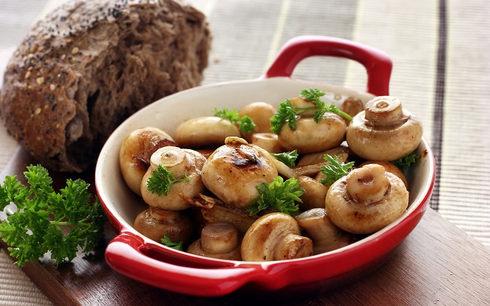 Блюдо из грибов содержит много белка. / Фото: wallhere.com