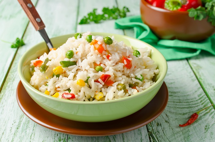 Рис с овощами нельзя оставлять при комнатной температуре. / Фото: fotostrana.ru