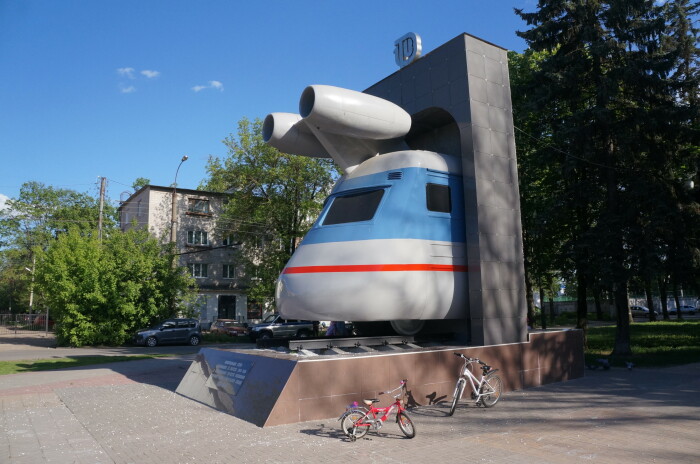 Передняя часть поезда была превращена в памятник. ¦Фото: railtrain.pro.