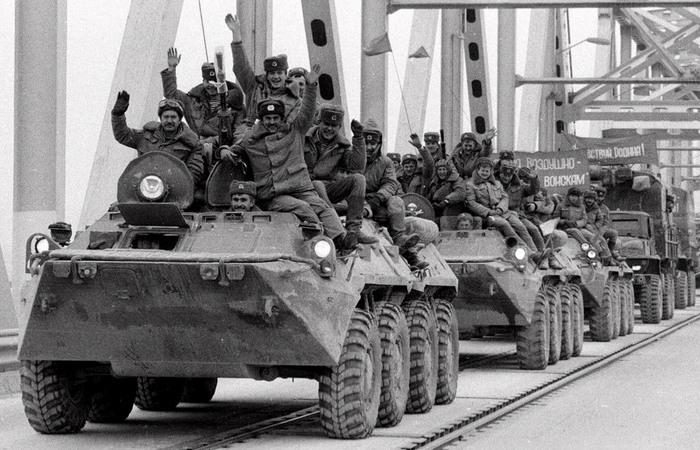 Почему советские солдаты ездили на броне танков и бронемашин
