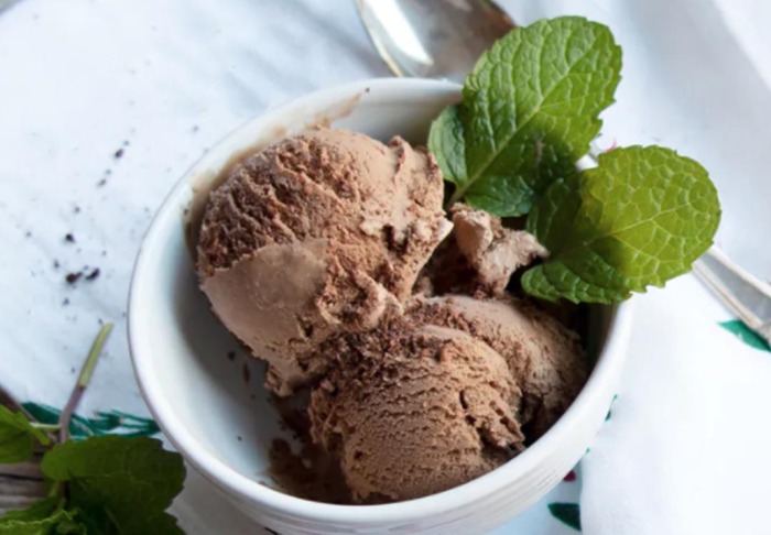 Домашнее мороженое со вкусом шоколада. \ Фото: dietbodycoach.com.