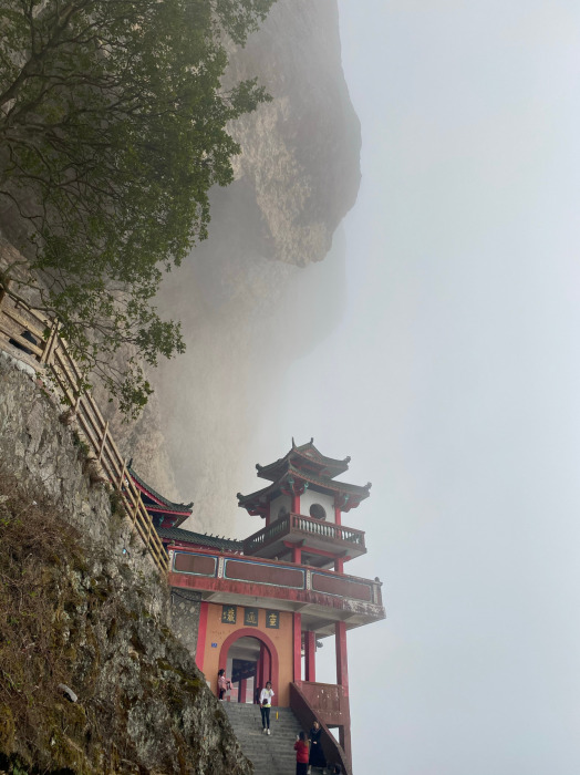 Постоянные туманы и мелкие брызги водопадов создают чарующую атмосферу, которая притягивает и туристов, и паломников (Lingtong temple, Китай). | Фото: fuckyeahchinesegarden.tumblr.com.