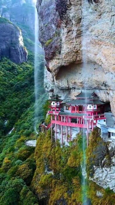 Иногда храм «прячется» за занавесью потоков воды, что притягивает отчаянных паломников, мечтающих искупаться в этом водопаде (Lingtong temple, Китай). | Фото: pinterest.com